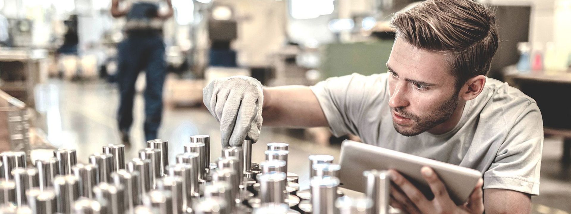 1152648684 Ein Arbeiter überprüft Metallteile